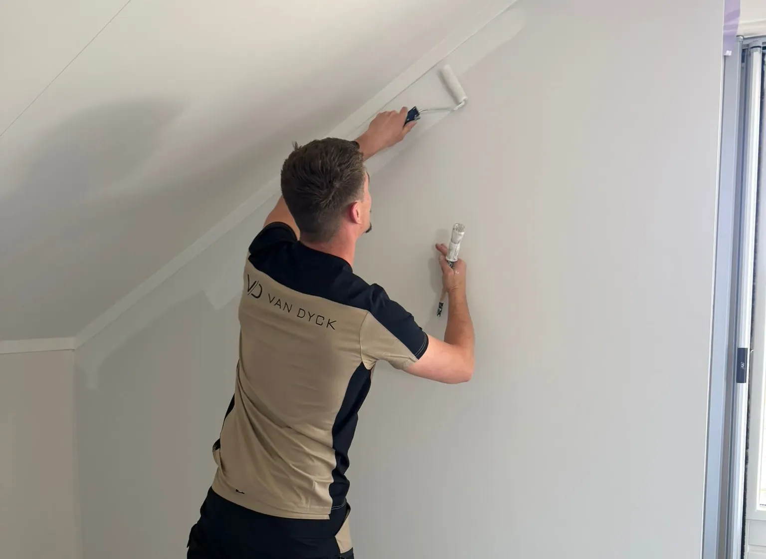 Tobias die de wand schildert